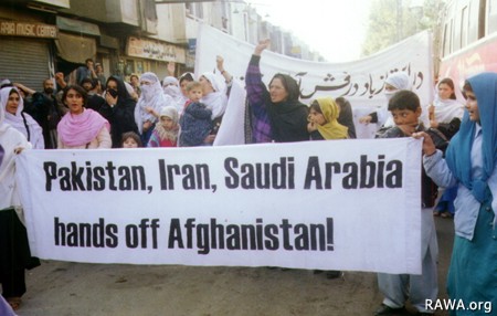 «دستان پاکستان، ایران، عربستان از افغانستان کوتاه!»، تظاهرات «راوا»، ١٠ دسامبر ١٩٩٩