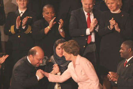 دست بوسی زورکی حامد گیلانی