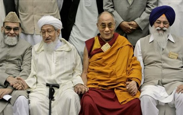 صبغت‌الله مجددی از مرتجع‌ترین و پوسیده‌ترین چهره تاریخ معاصر کشور بین همترازانش، اوتارسنگ مسئول اس جی پی سی، دالایی لاما و سیداحمد بخاری امام مسجد جامع دهلی.