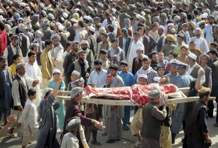 مردم کشته شده های دست امریکا را در تظاهرات حمل میکردند