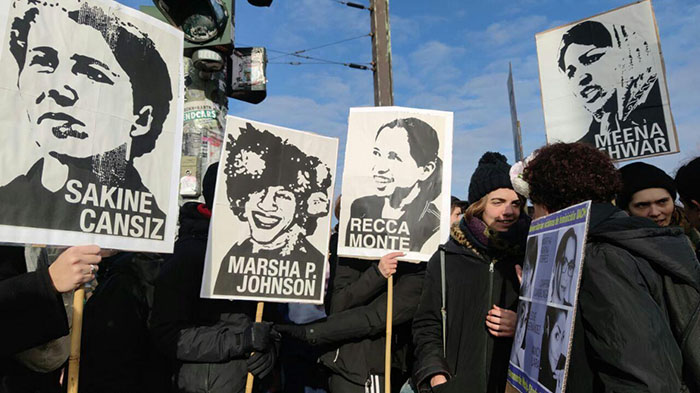 عکس مینا در کنار سایر زنان قهرمان جهان در تظاهرات برلین