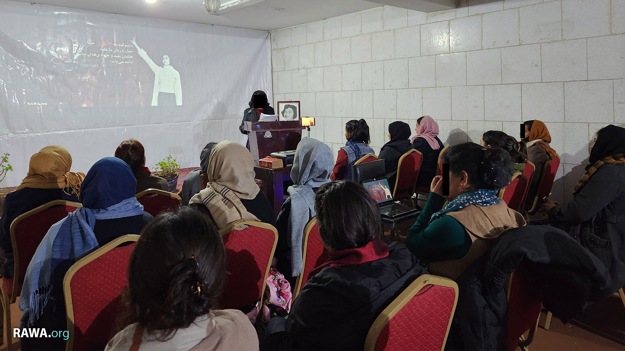 جمعیت انقلابی زنان افغانستان از سی‌وششمین سالروز جانباختن مینا در کابل یادبود نمود