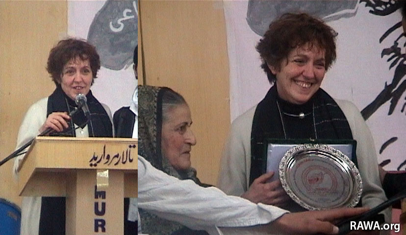 کرستینا در حال سخنرانی در محفل راوا در کابل - ۸ مارچ ۲۰۰۶